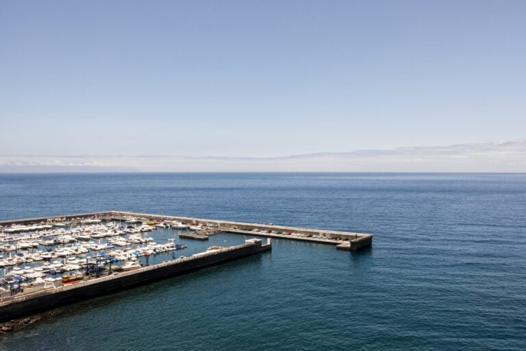 imagem de um porto marítimo com contêineres aportados