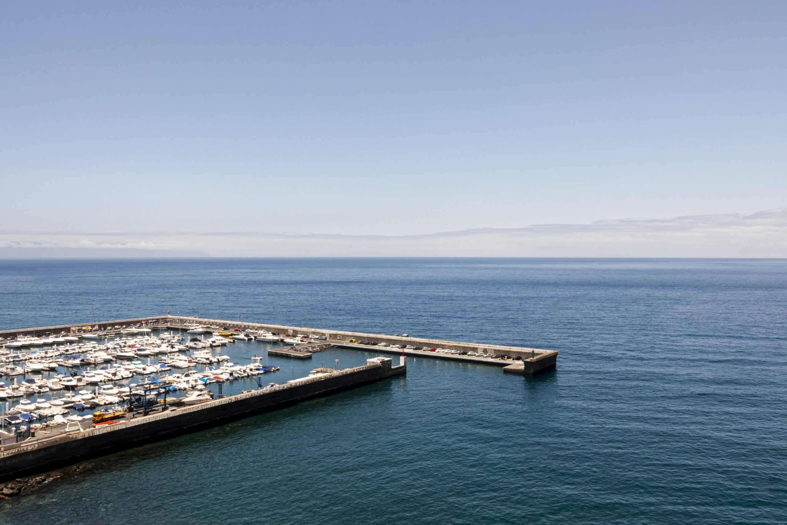 imagem de um porto marítimo com contêineres aportados